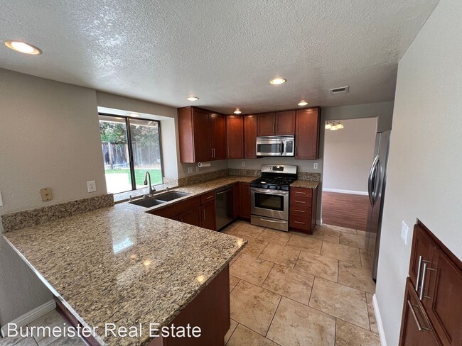 Foto del edificio - 3 br, 2 bath House - 5064 Summerhill Dr