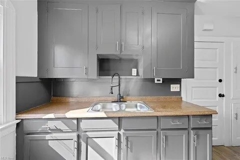 Kitchen Sink 2nd Floor - 1540 Sherbrook Rd
