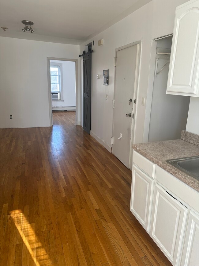 Building Photo - 262 Suydam Ave