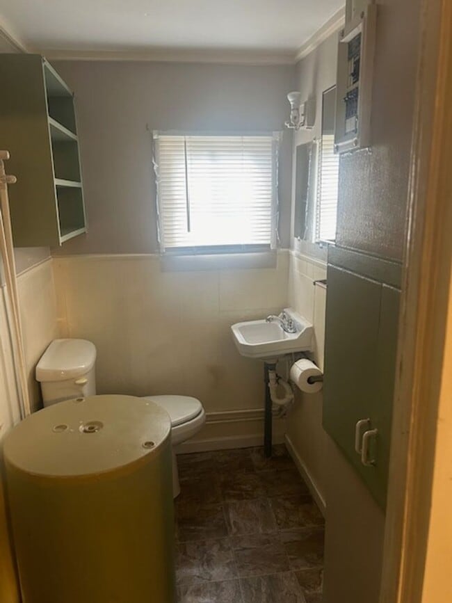Building Photo - Cozy 2 Bedroom Home with Fenced Yard & Was...