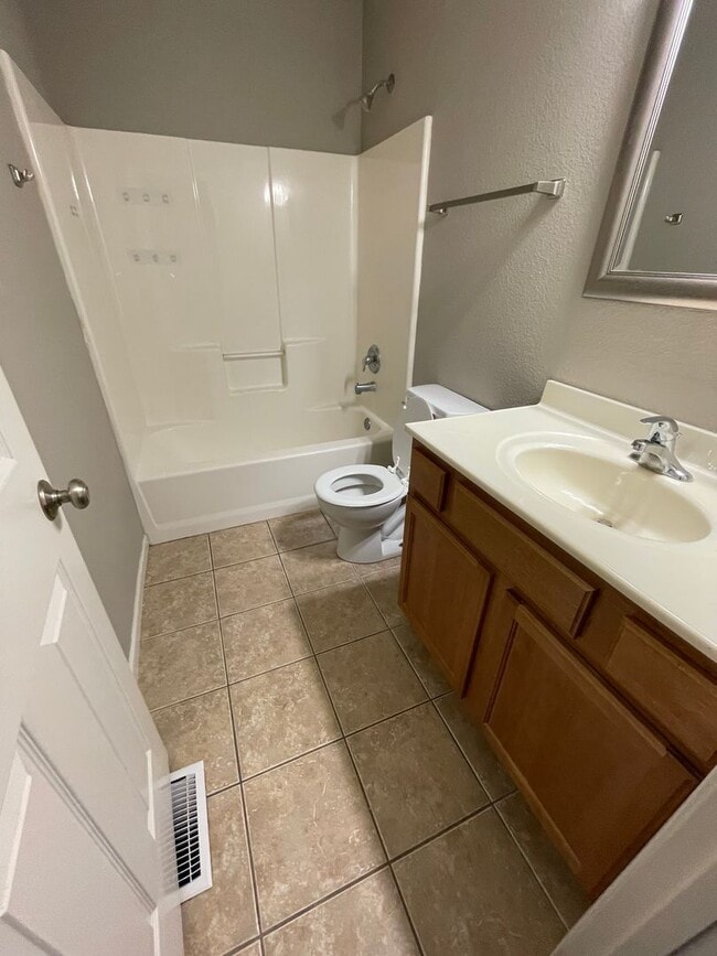 Building Photo - 4 bed/ 2 bath townhouse