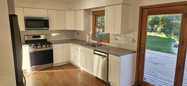 Building Photo - 1702 Knoll Ave