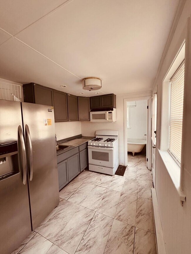 Building Photo - Port Richmond rental home
