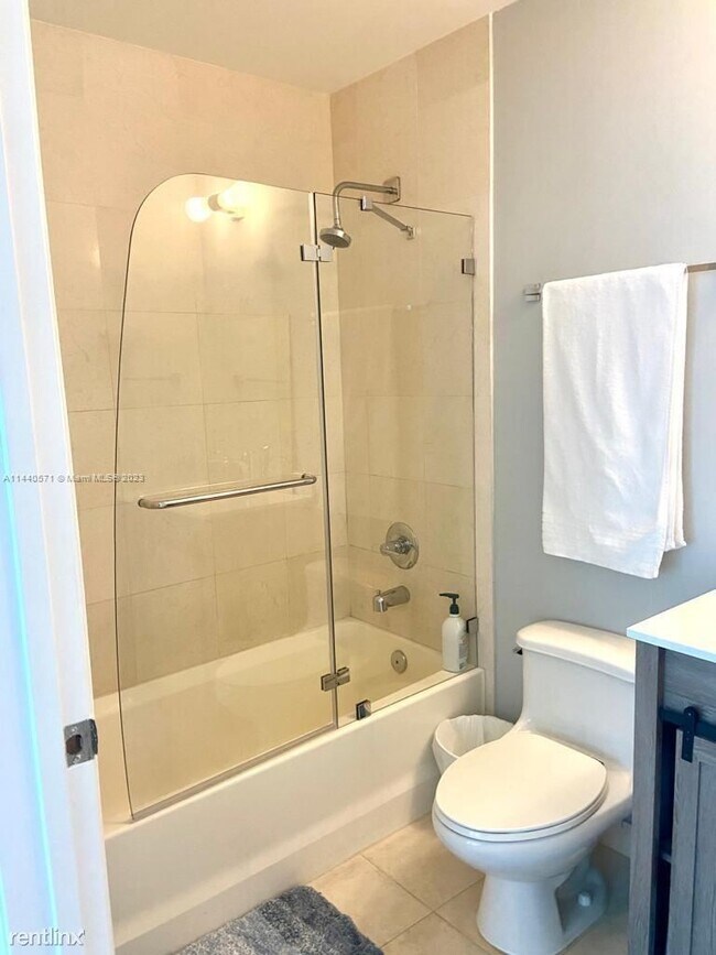 Foto del edificio - 1 br, 1.5 bath Condo - 60 SW 13th St Apt 3212