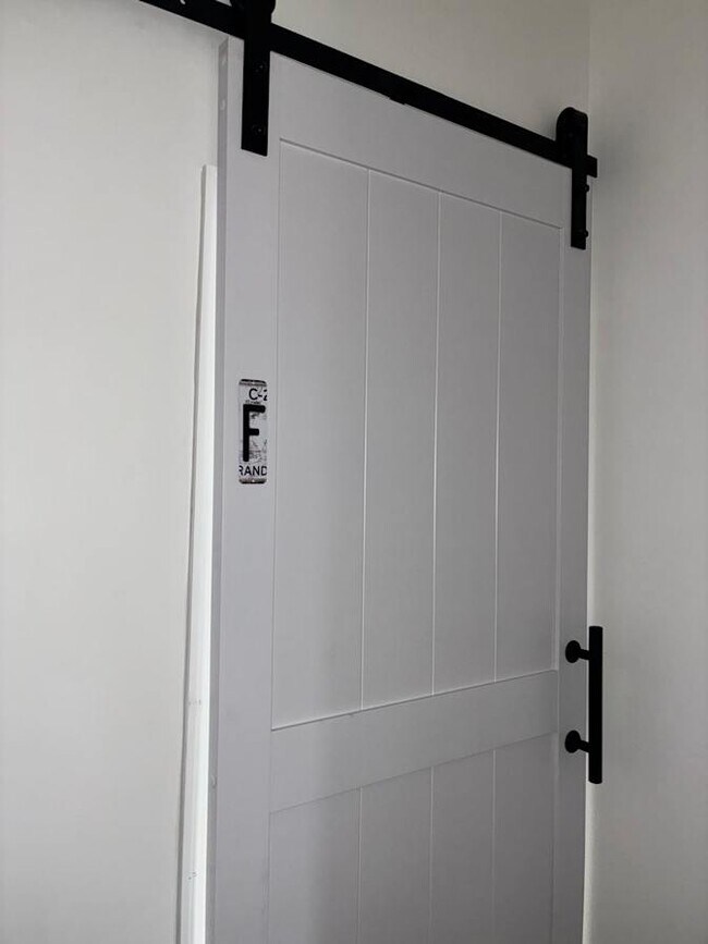 Building Photo - 2827 E 5th Ave