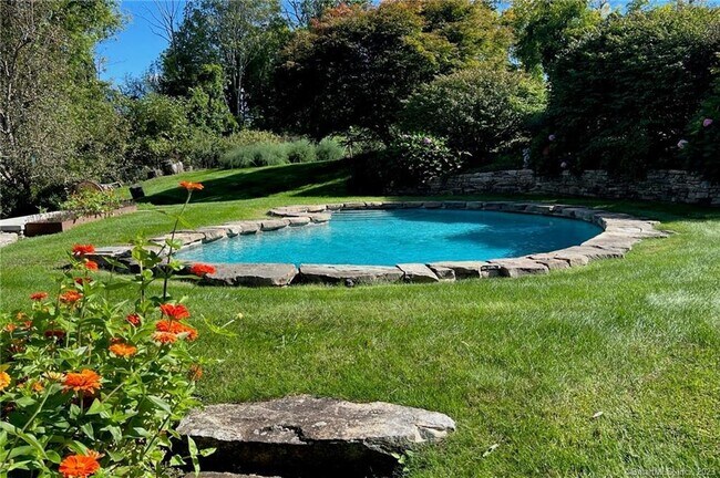 Building Photo - 11 Rolling Hills Dr