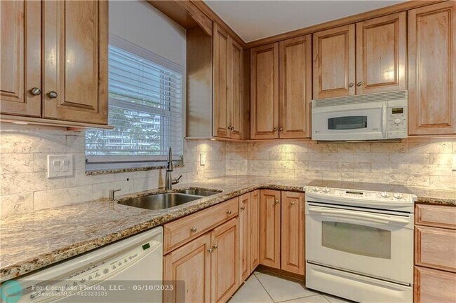 Building Photo - 3201 NE 36th St