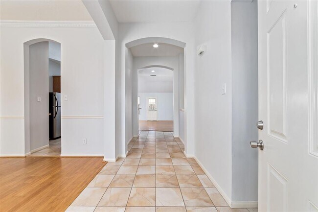 Building Photo - 19910 Cresent Creek Dr