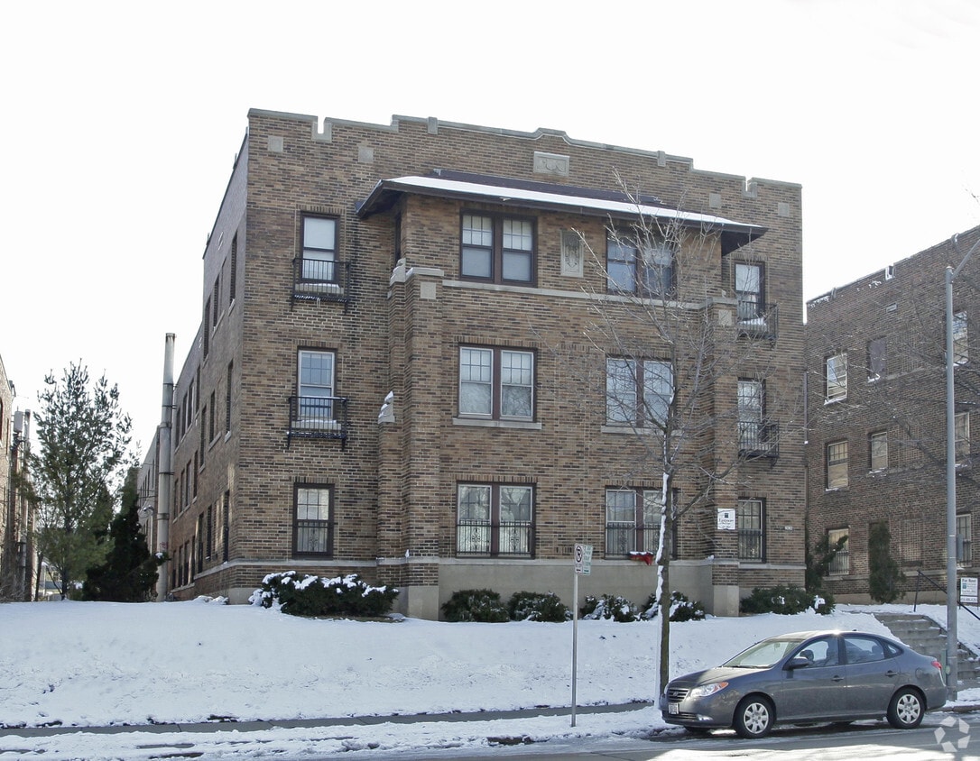 Primary Photo - 2636 N Oakland Ave