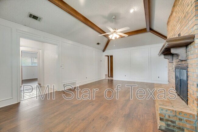 Foto del edificio - 2128 Teakwood Ln