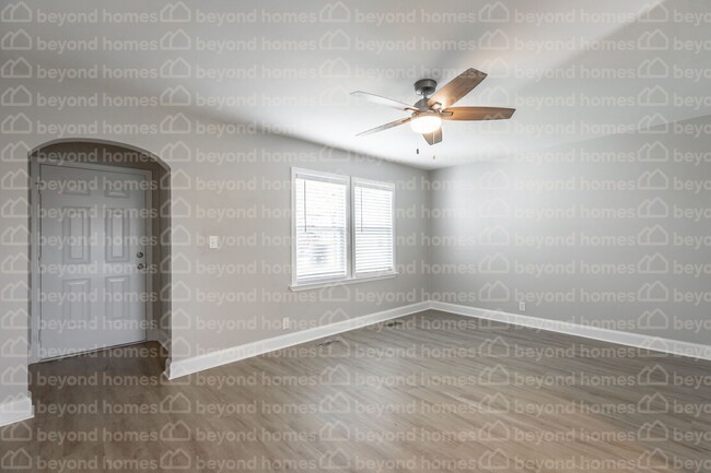 Building Photo - Beautiful and Newly Renovated 3 bedroom / ...
