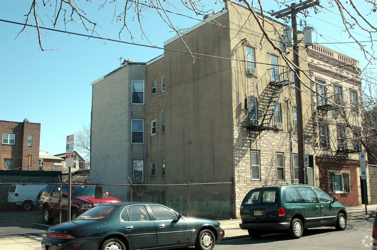 Building Photo - 88 Wallis Ave
