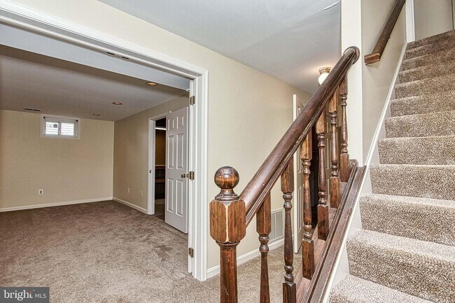 Building Photo - Sun filled home offers an abundance of space to grow and spread out.