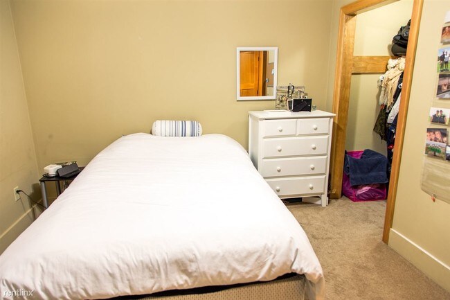 Building Photo - 6 br, 3 bath House - 853 W 11th Aly
