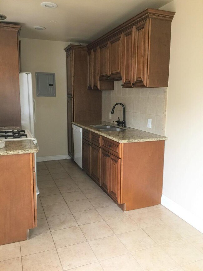 Foto del edificio - 11719 Mayfield Ave
