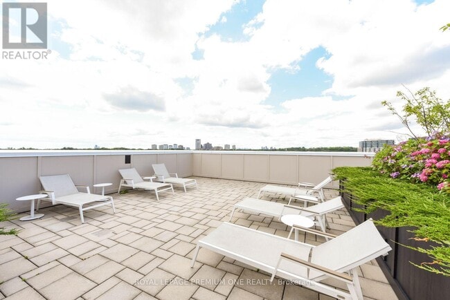 Building Photo - 571-571 Prince Edward Dr N