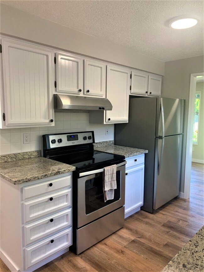 Building Photo - Desirable Cascade Park Location with Many ...