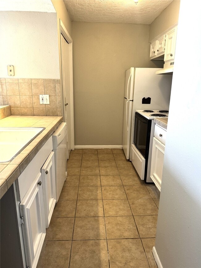 Foto del edificio - 12500 Melville Dr