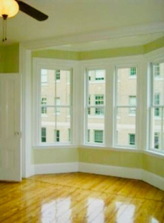 Foto del edificio - Huge 8-Bedroom House with Laundry in Unit and Free Cleaning Service Incl!