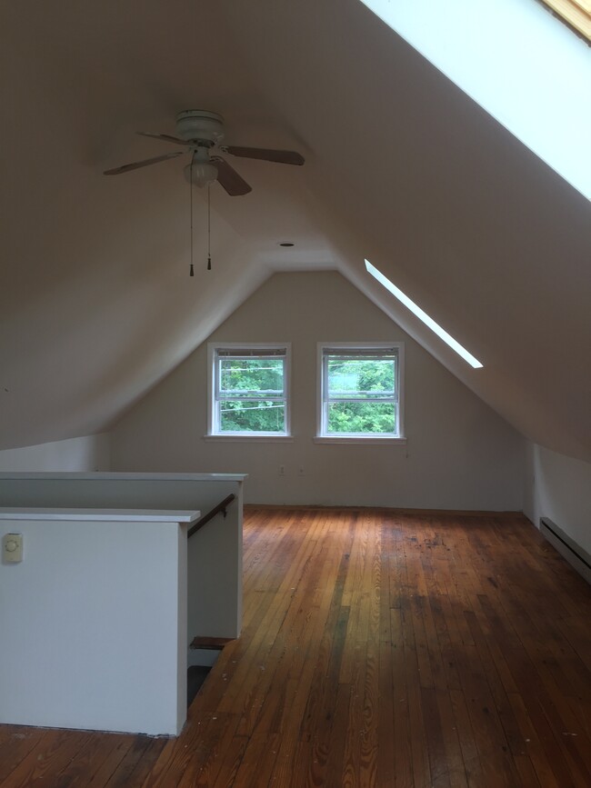 Building Photo - 225 Laury St