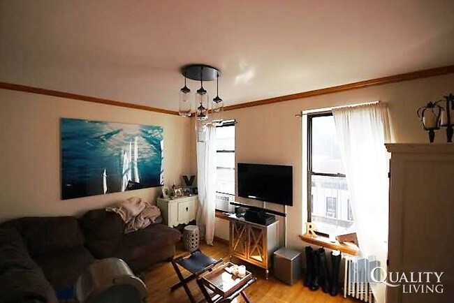 Building Photo - 75 W 71st St