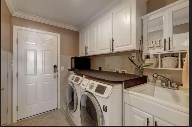 Building Photo - 2529 SW Grotto Cir
