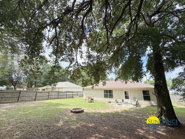 Building Photo - Beautiful 3-Bedroom Home in Navarre, Inclu...