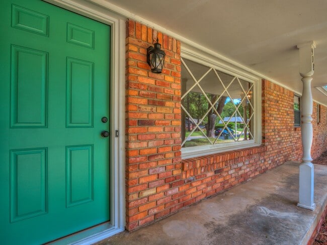 Building Photo - 908 Birch Dr