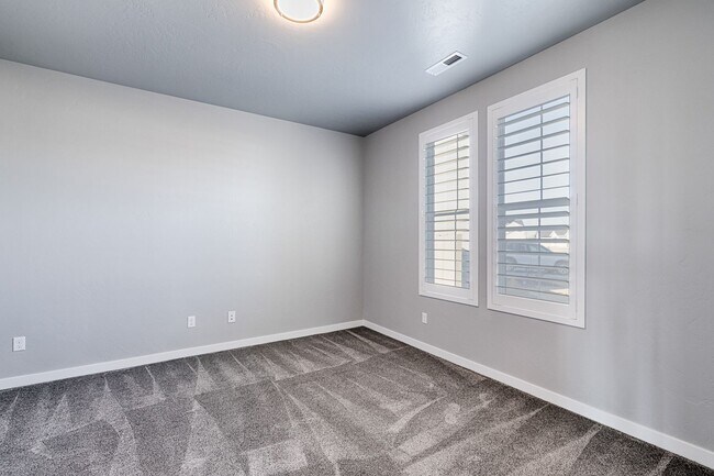 Foto del edificio - Custom Hunter-Douglas shutters throughout.