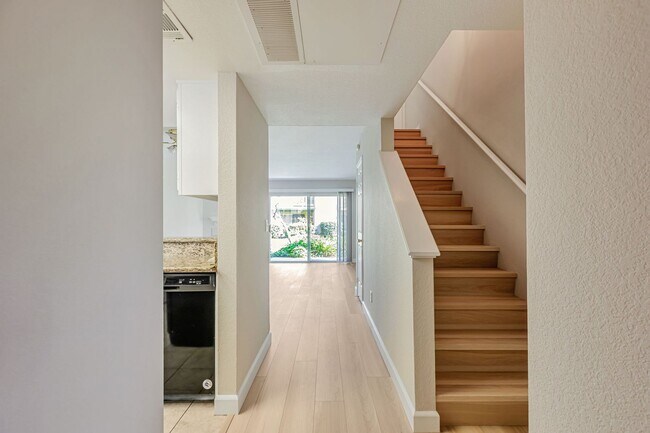 Foto del edificio - Quaint Town Home