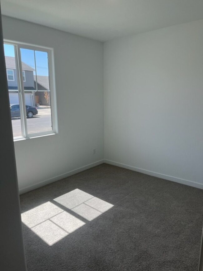 Building Photo - Coming Soon! Newer Lennar Home