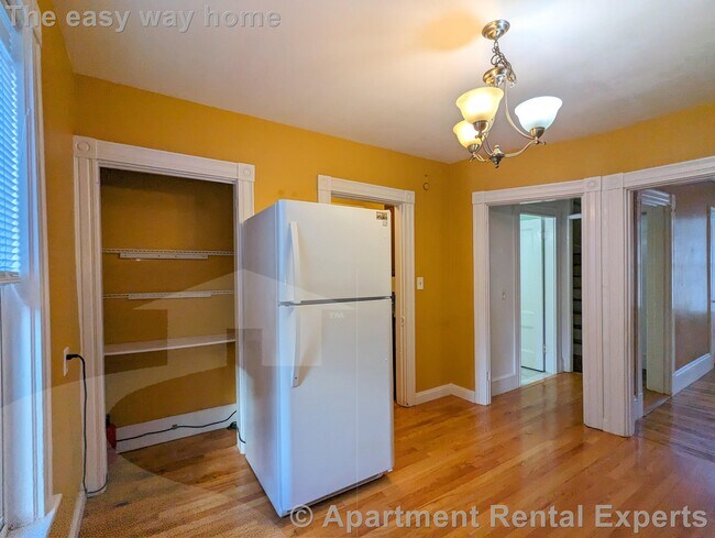Building Photo - Medford/Tufts 4+ Bedroom, 2 Baths