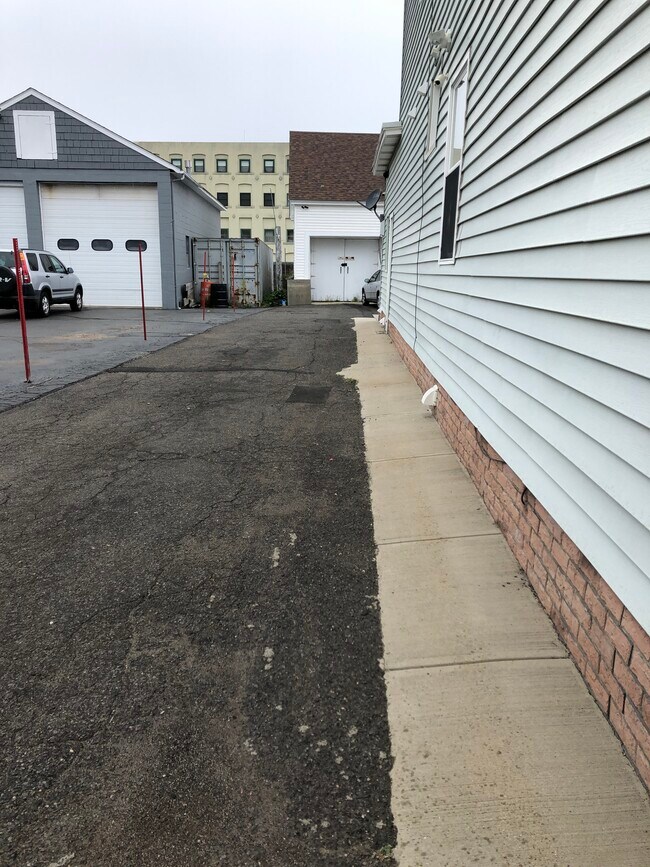 Parking - 115 S Colony St