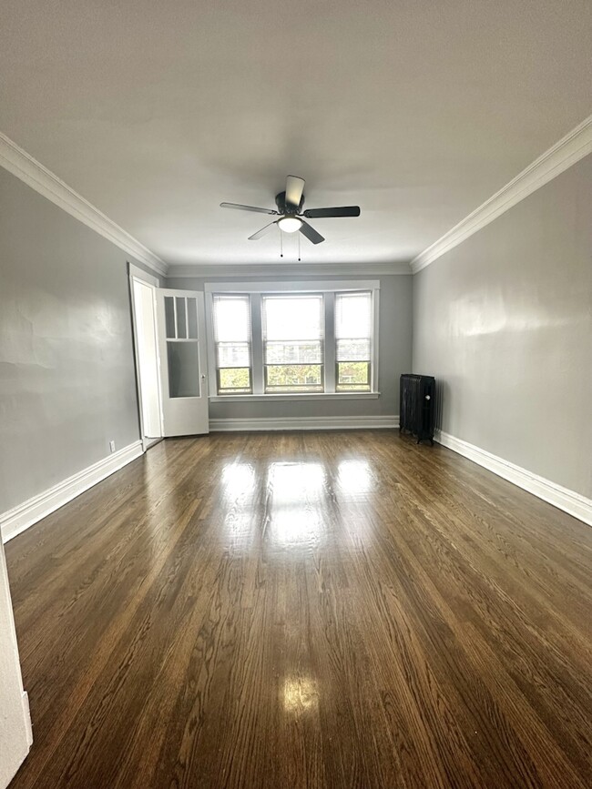 Building Photo - 1214 W Rosemont Ave