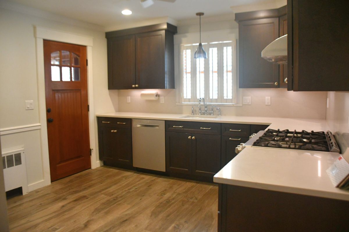 Building Photo - 303 Deerfoot Ln