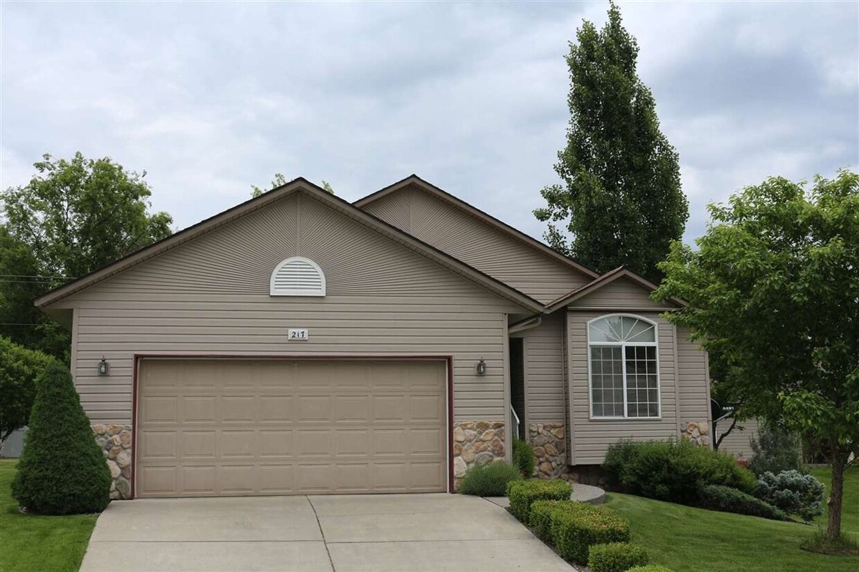 Foto principal - Beautiful home in gated private community