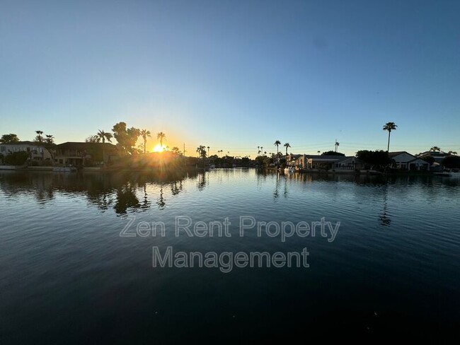 Foto del edificio - 1342 N Palmsprings Dr