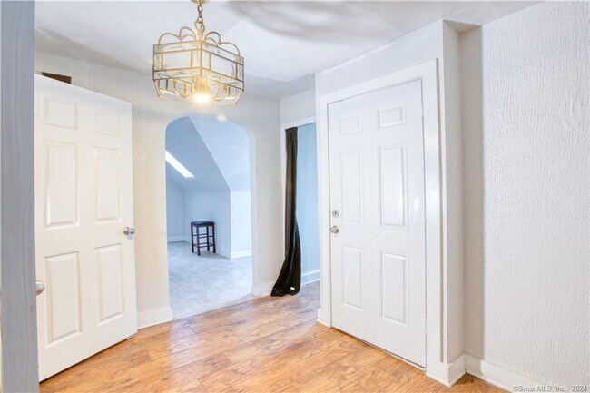 Building Photo - 777 William St