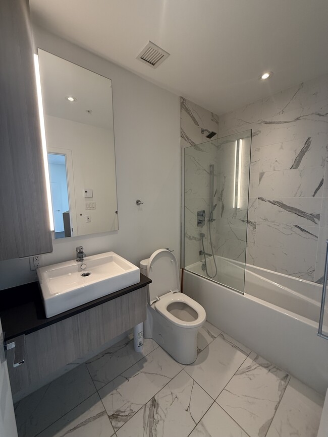 Building Photo - SE7T