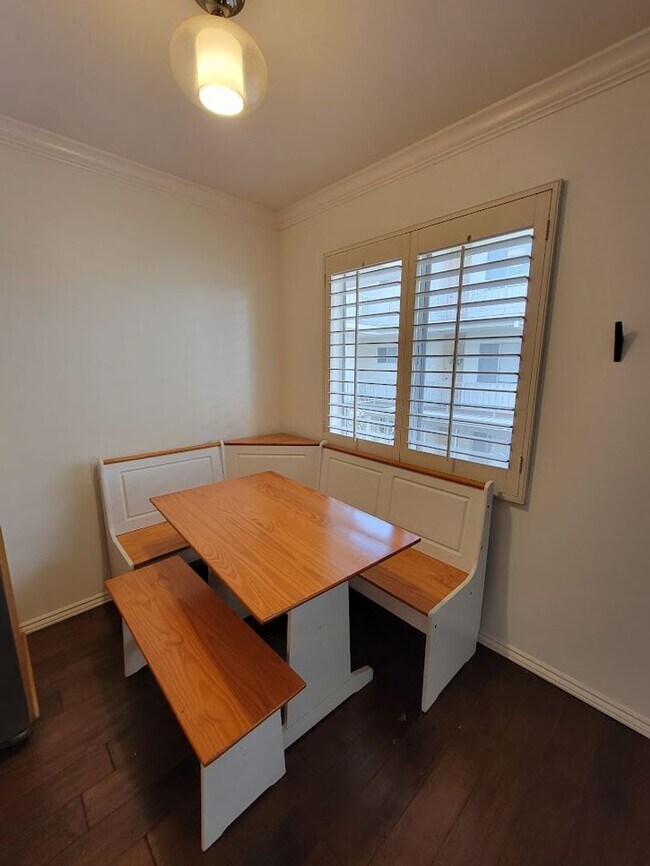 Building Photo - SPACIOUS MID-LEVEL 1BD/1BA LIVING SPACE WI...