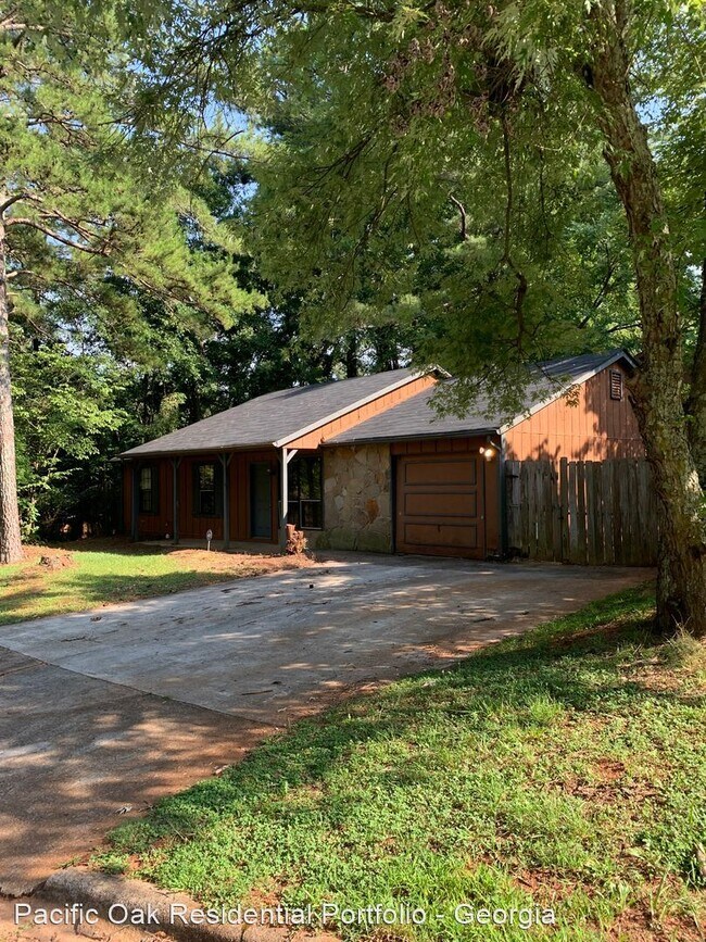 Building Photo - 3 br, 2 bath House - 924 Lake Drive Ter
