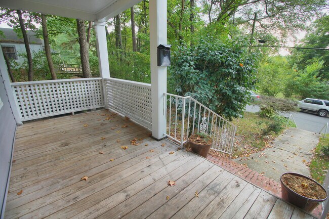 Foto del edificio - Charming 2 Bed 1 Bath Home With Fenced In ...