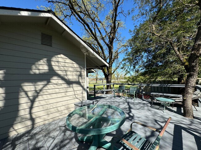 Building Photo - 640 square foot 1 bedroom, 1 bath private ...