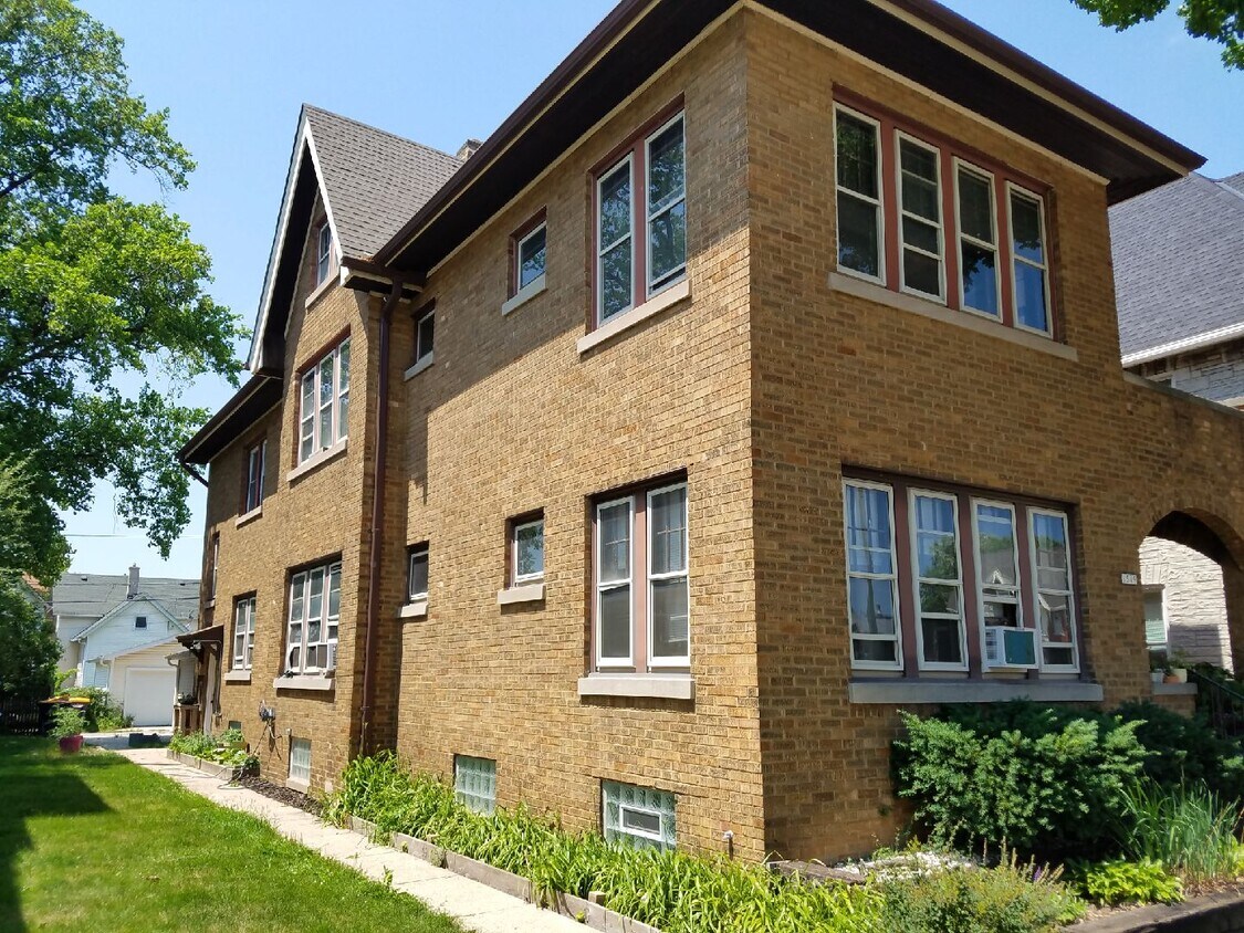 1517 S 72nd St, West Allis, WI 53214 Townhome Rentals in West Allis