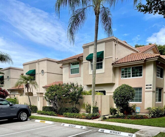 Foto del edificio - 6627 Via Regina