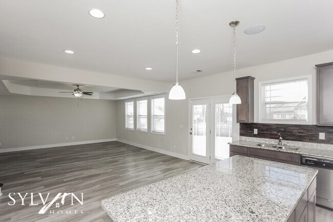 Building Photo - Luxury, Location, and Convenience!