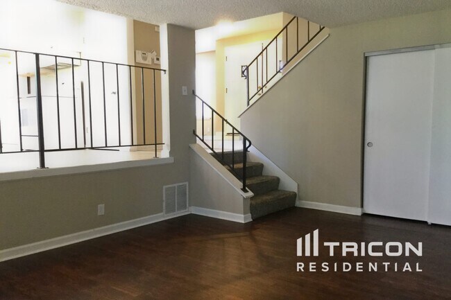Foto del edificio - 387 Arlington Cir