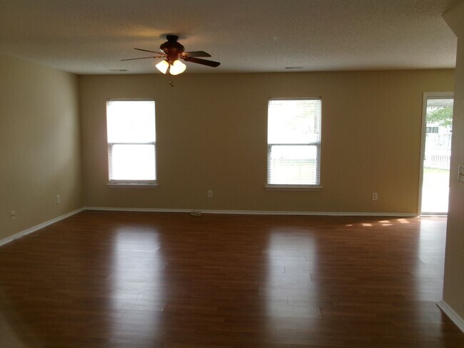 Foto del edificio - 3 bedroom, 2.5 bath home located in Bellegrove Preserve