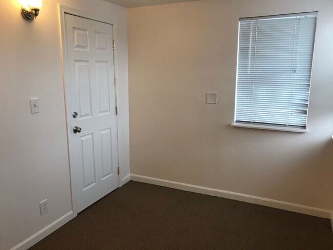 Building Photo - 947