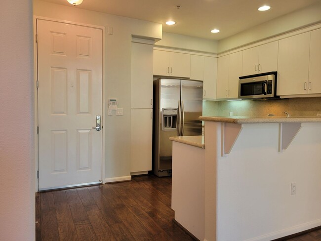 Building Photo - High End Condo on Top floor: High Ceilings...